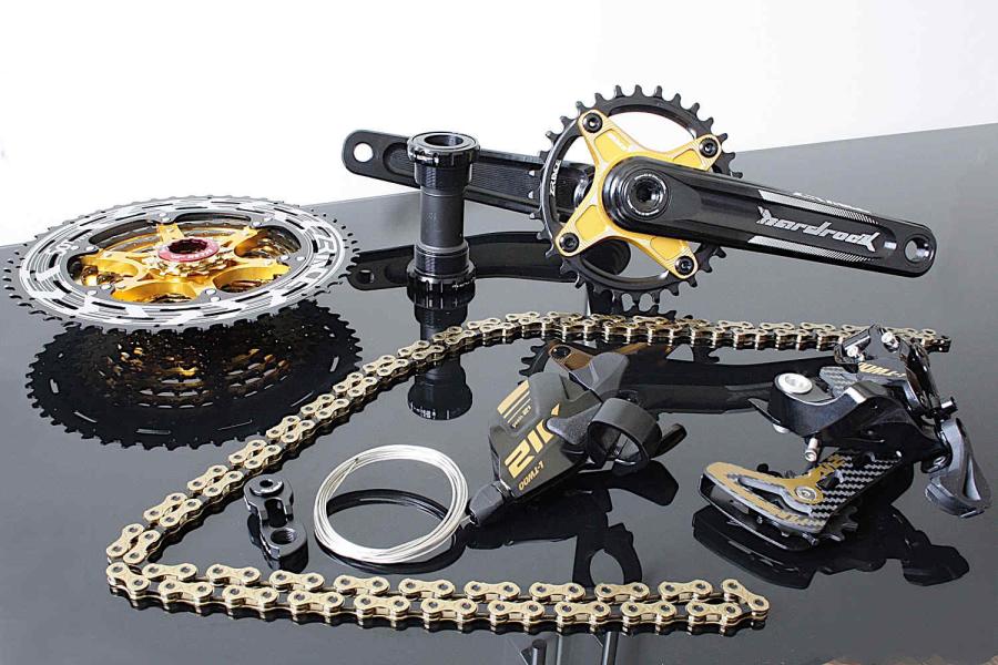 Kit pédalier 1 x groupe 12 vitesses - cassette, levier de vitesses, dérailleur arrière, chaîne dorée.