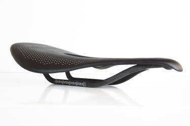 Bicicleta con sillín de cuero y carbono - UD full carbon 89g.